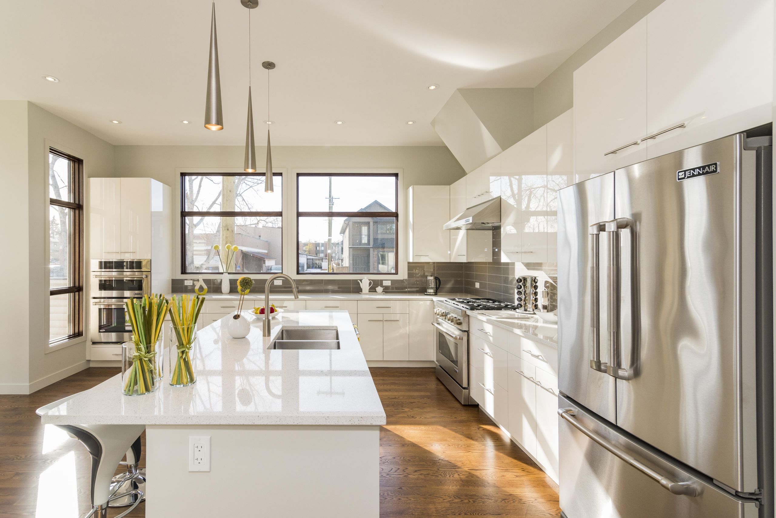 Modern kitchen kept tidy with routine maintenance service